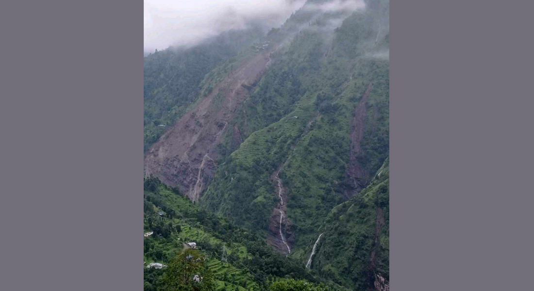 दोलखामा पहिरोमा पुरिएर शिशुको मृत्यु : तीनजना बेपत्ता, तीन घाइते